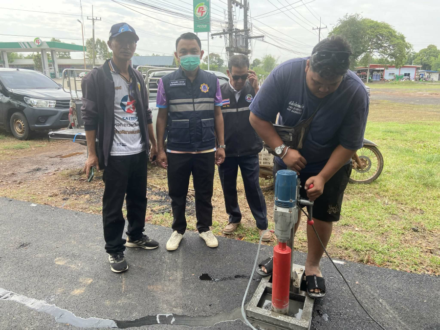 ⚠️คณะกรรมการตรวจงานจ้างลงพื้นที่ตรวจสอบความหนาของถนนโครงการ  ‼️ ✨️