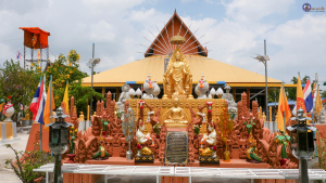 วัดศรีนวล  กราบไหว้พระปางเปิดโลก  กราบไหว้ 2 พระมหาเถระ)  พระเดชพระคุณพระครูพินิจสังฆภาร (เพียร โพธิญาโณ ภาคะ) พระเดชพระคุณพระสุนาถมุนี (มานะ นาถกโร โลมารักษ์) บูรพาจารย์อดีตเจ้าอาวาสวัดศรีนวล(ธ  บูชาท้าวเวสสุวรรณ และสิ่งศักดิ์สิทธิ์คู่บ้านคู่เมือง