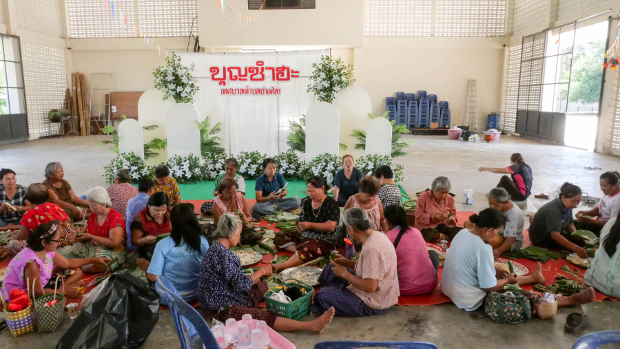 ร่วมพลังชุมชน ห่อข้าวต้ม เตรียมข้าวปลาอาหาร เพื่อทำบุญตักบาตร งานบุญซำฮะ  ‼️