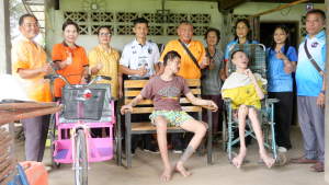 มอบรถสามล้อชนิดมือโยก ช่วยเหลือผู้พิการ